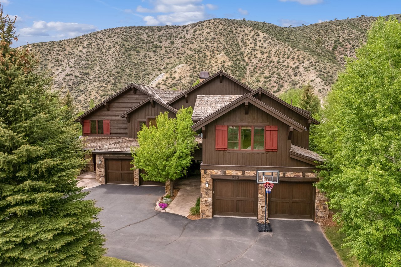 922 June Creek: A Builder's Personal Paradise