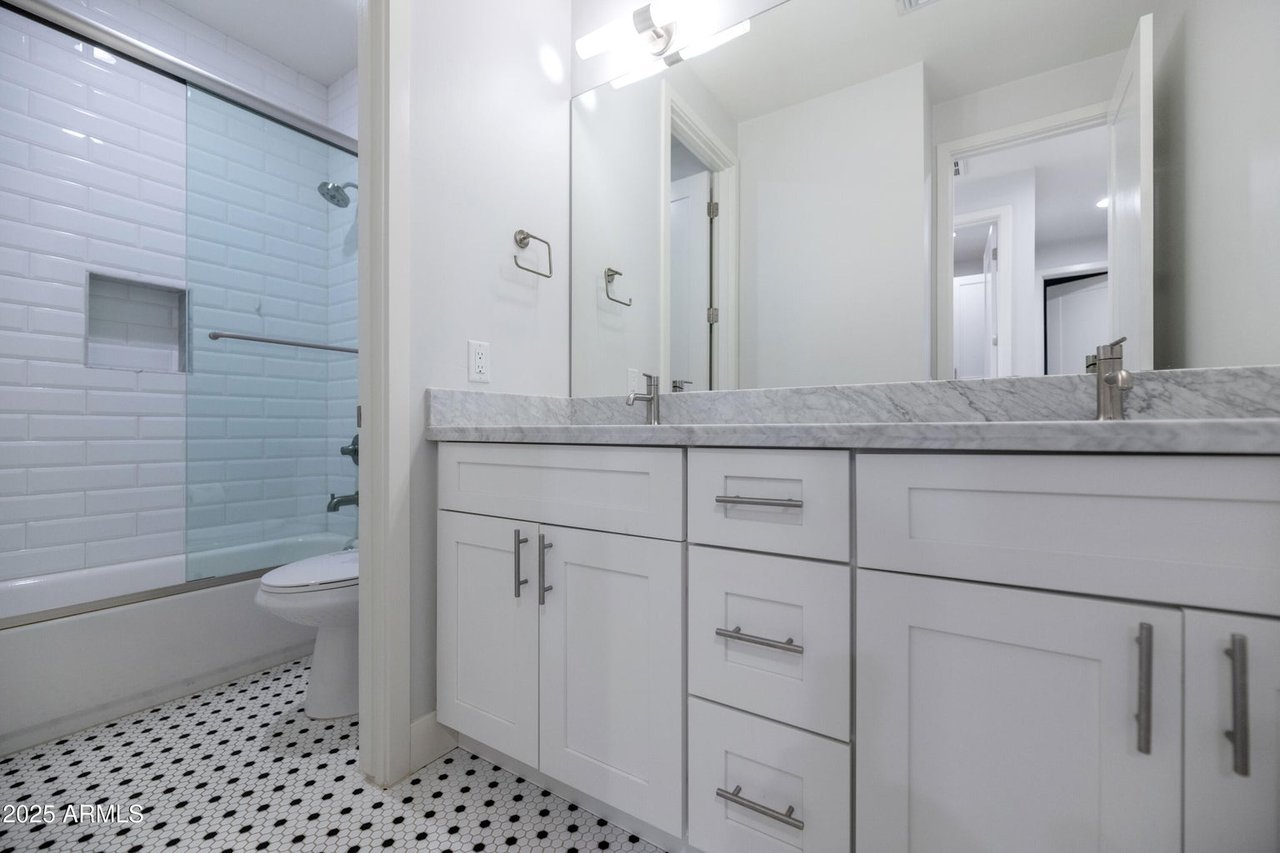 3720 N 40th Pl