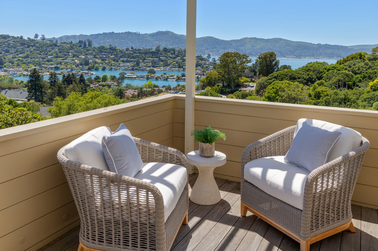Picturesque and Private View Residence