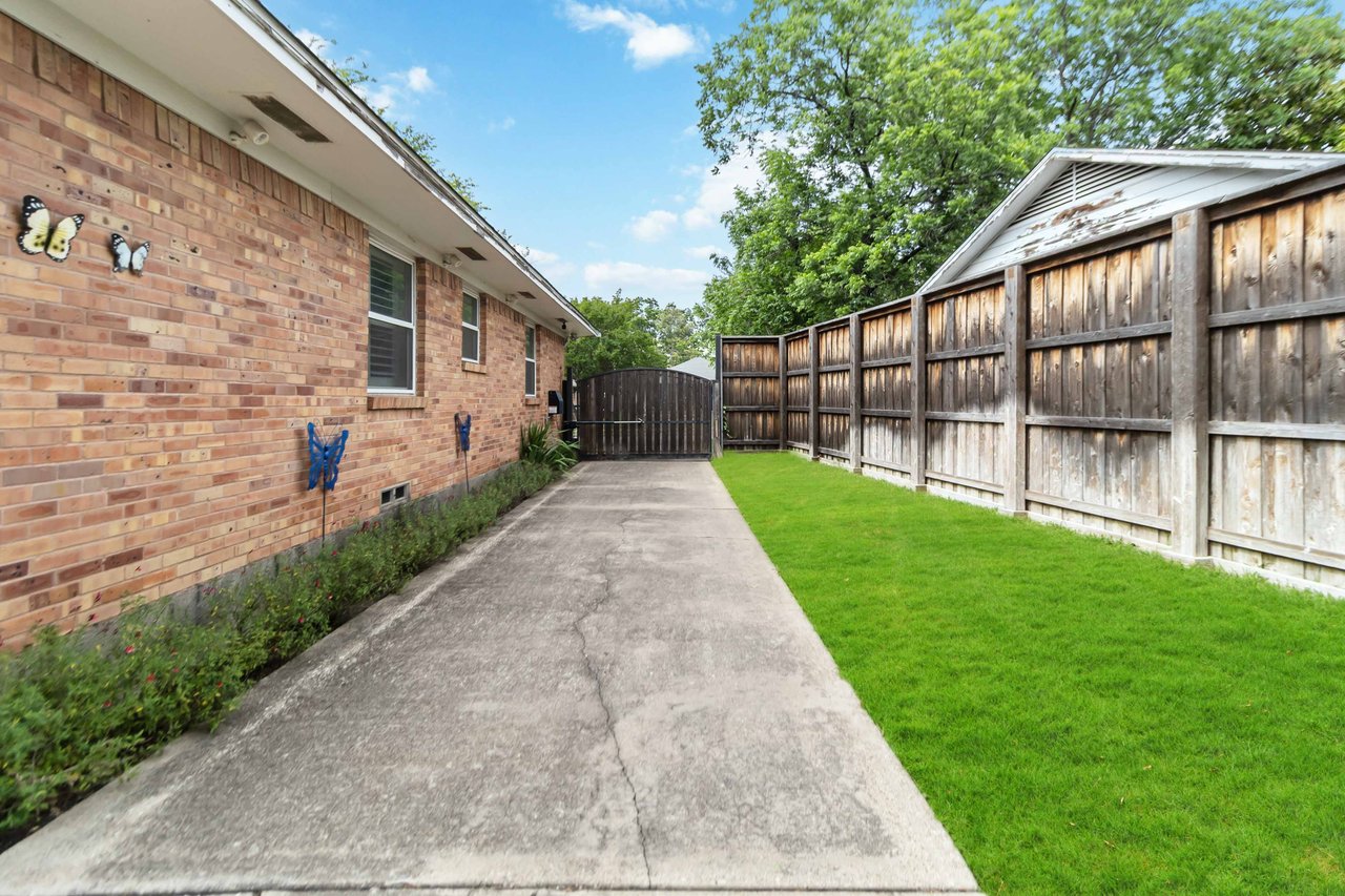 5818 Meadowick Dr