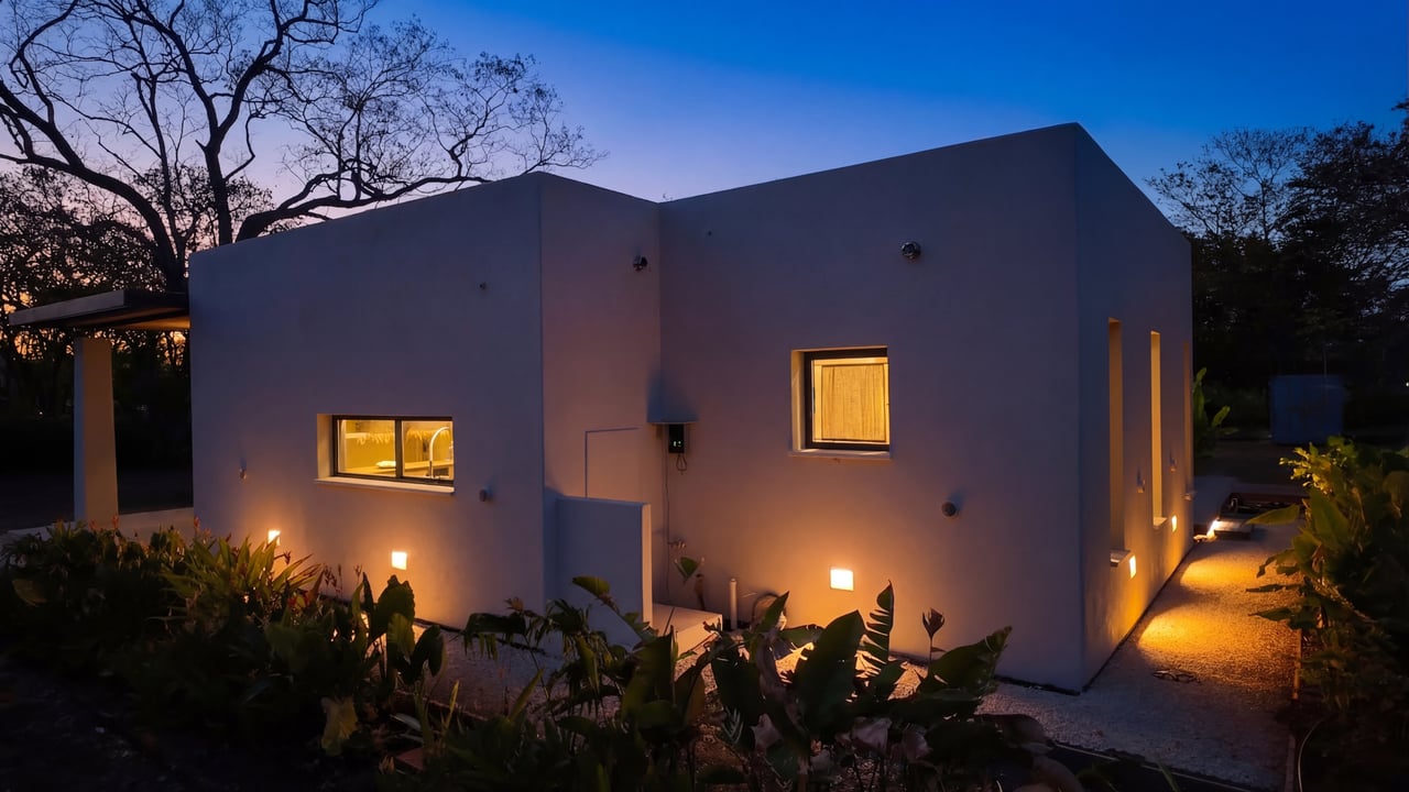 SANTA FE MODERN HOME IN CATALINA COVE | 5,410 M² LOT NEAR BEACHES