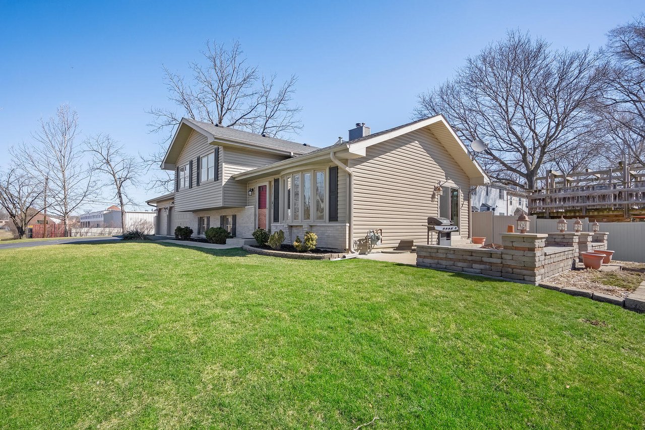 27W015 Manchester Rd, Winfield IL – Updated Home with Forest Preserve Views and 3-Car Garage