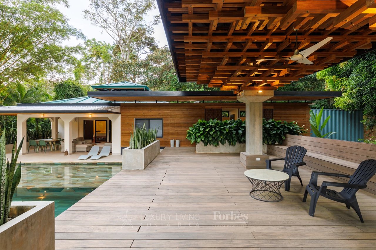 20391 - Property near the beach with hotel or private home potential