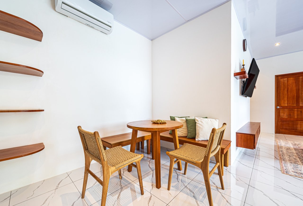 Comfortable 3-Bedroom Pool Home Near Beaches, Parks, and Restaurants