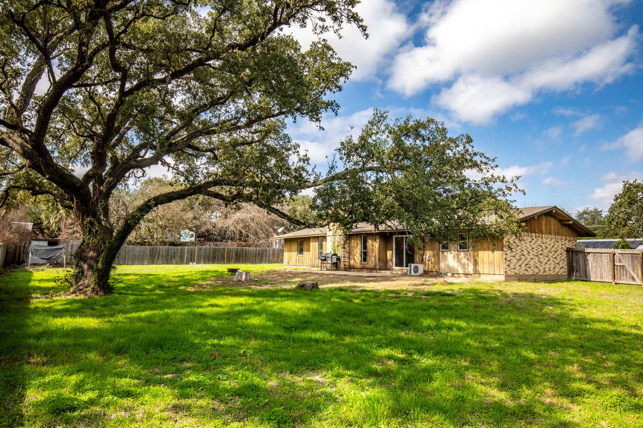 613 W Oak | 3 BR 2 BTH | Goliad, TX