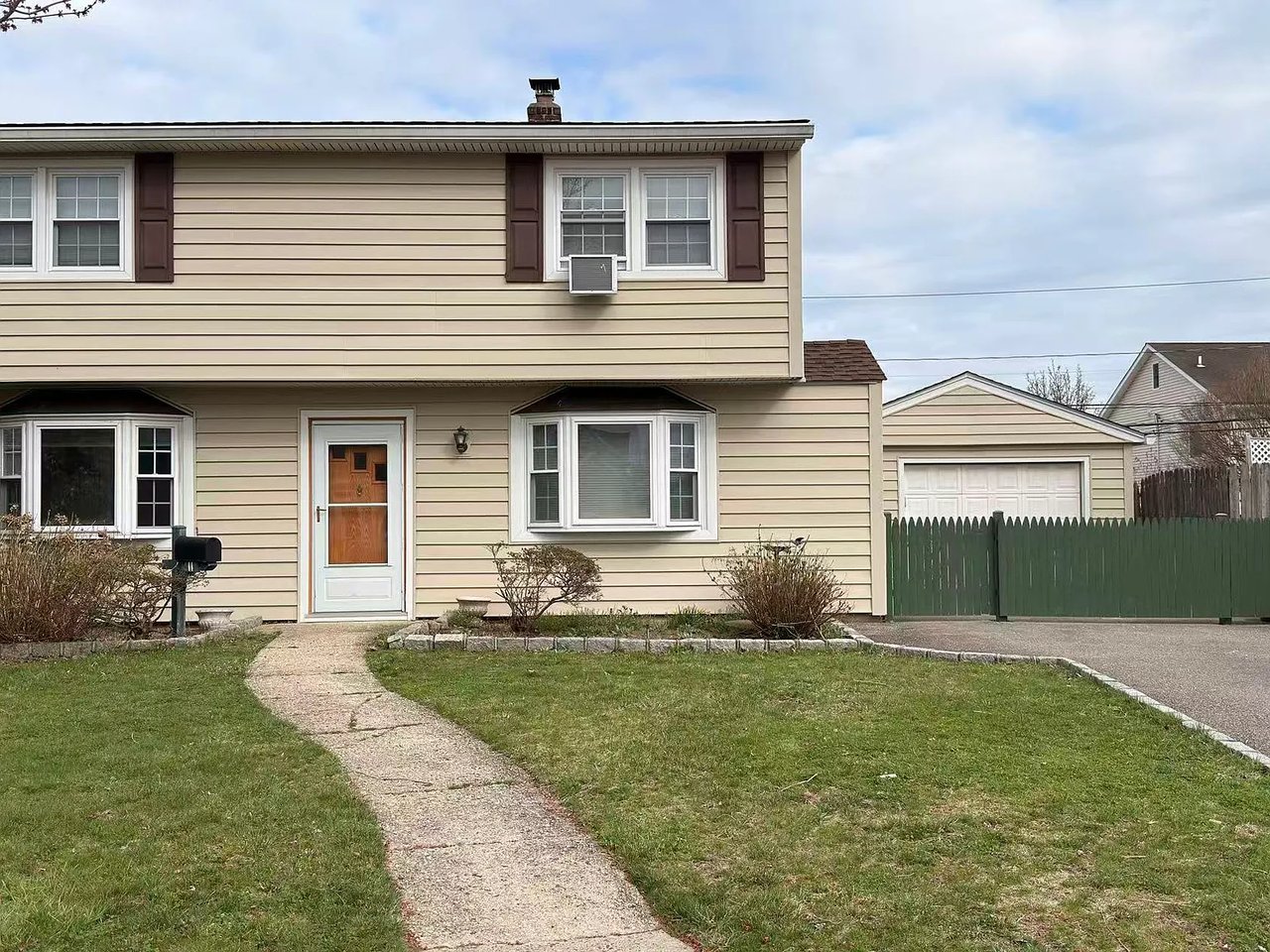 11 Surrey Ln