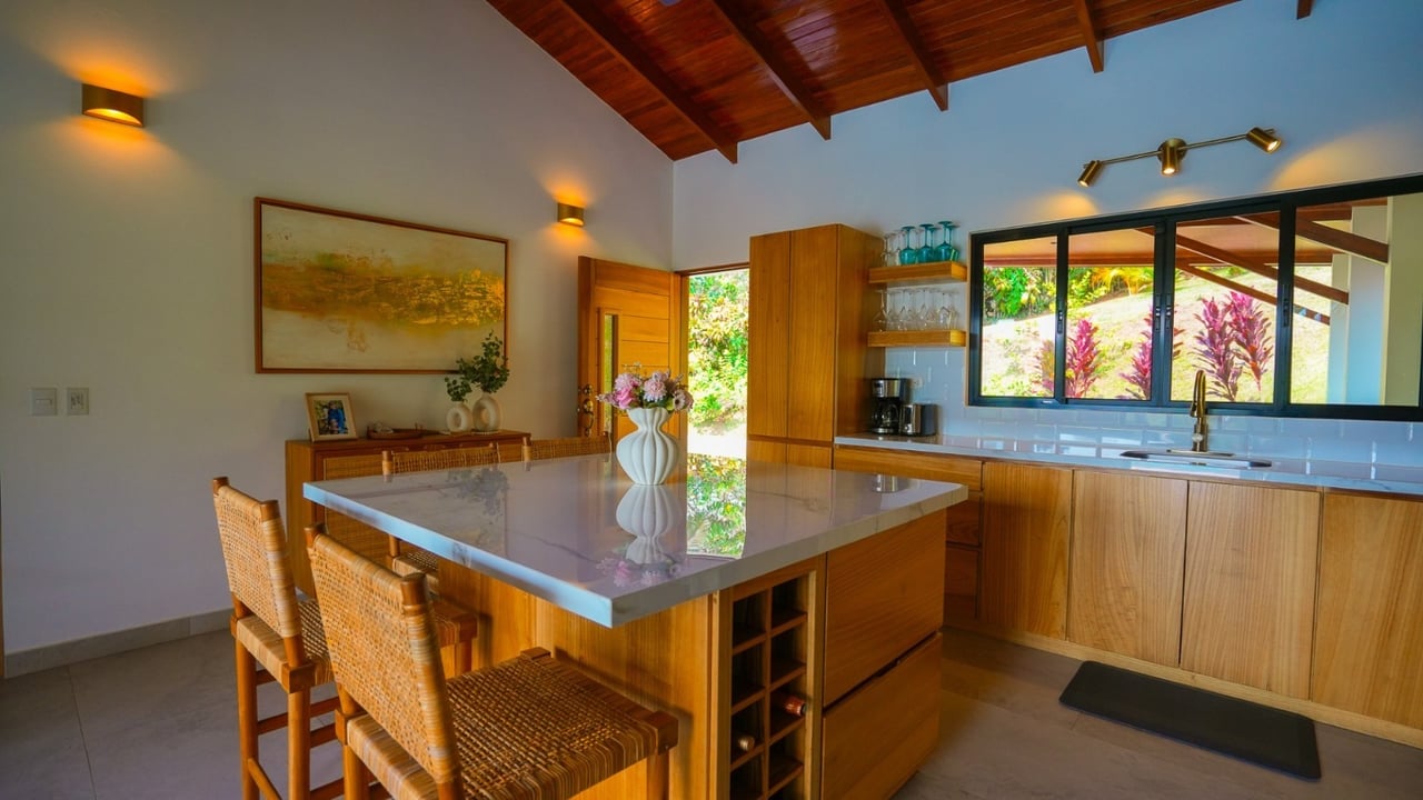 Stunning 2-Bedroom, 2-Bathroom Home with Pool on a Spacious Lot in Ojochal – Calle Papagayo