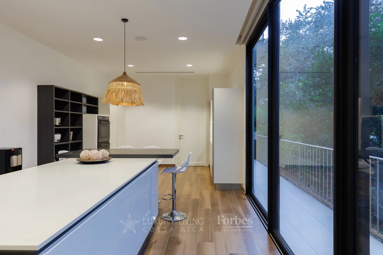 20166 - Paradise Estate: 4-Bedroom Villa with Spa & Pool in Pinilla