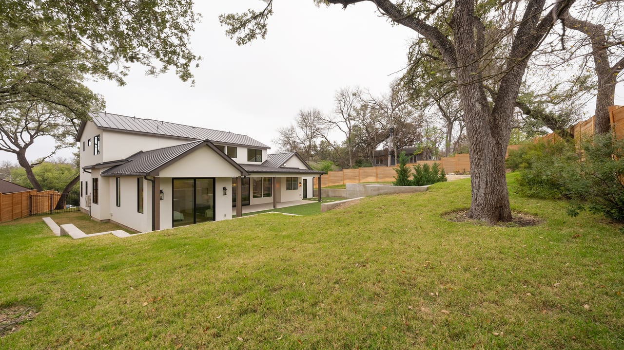 Modern Elegance in Eaves with Pool