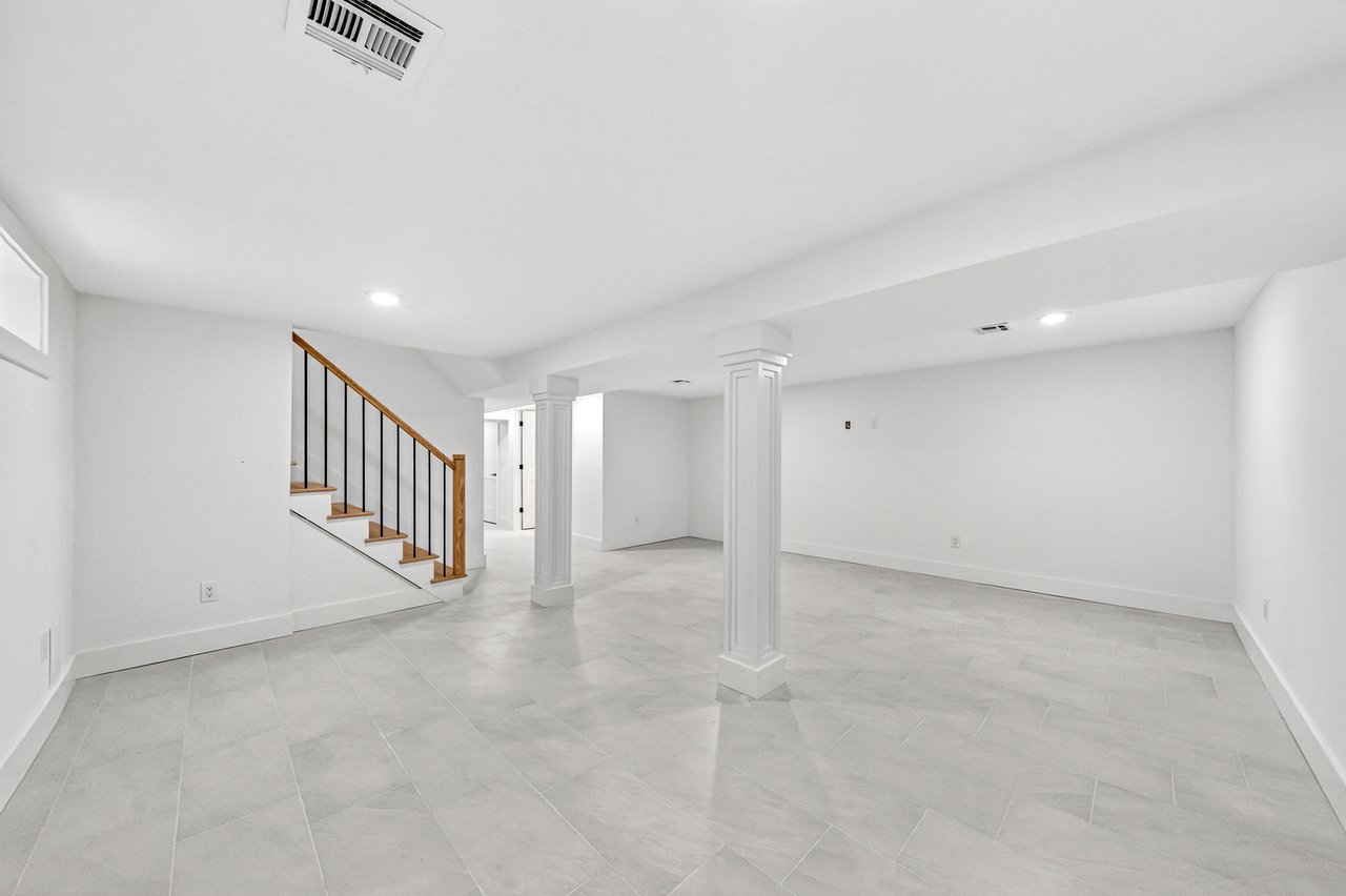 887 Linden Ave, Ridgefield, NJ 07657