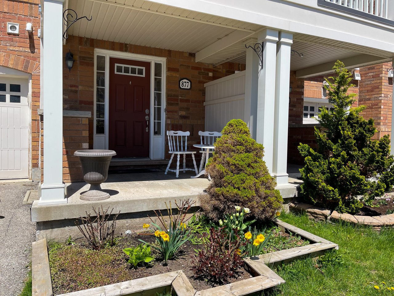 877 Willingdon Cres