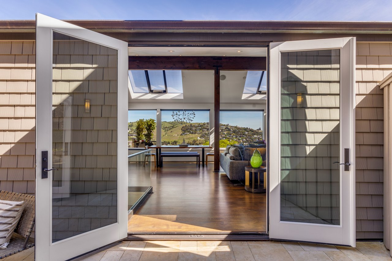 Chic and Stylish on Belvedere Island