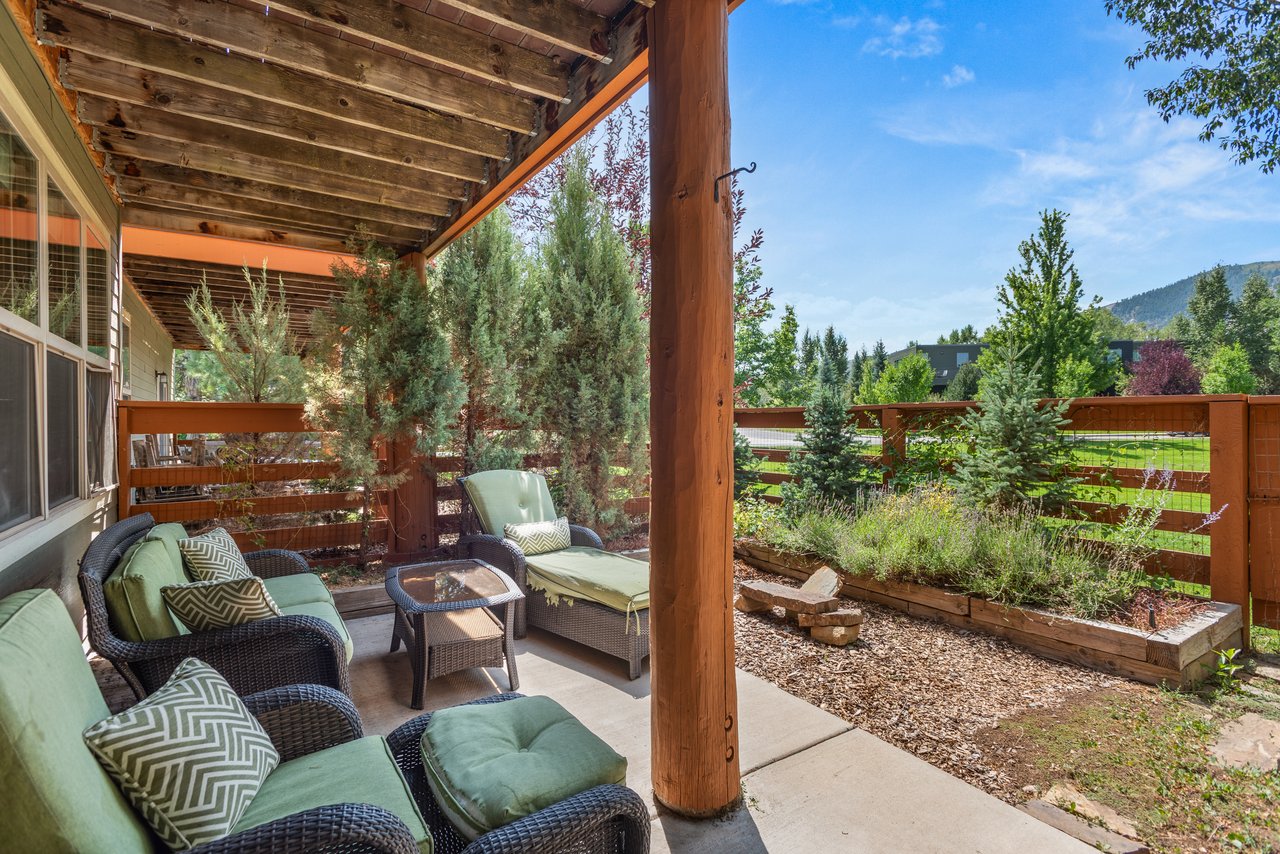 Warm & Inviting Willits Townhome