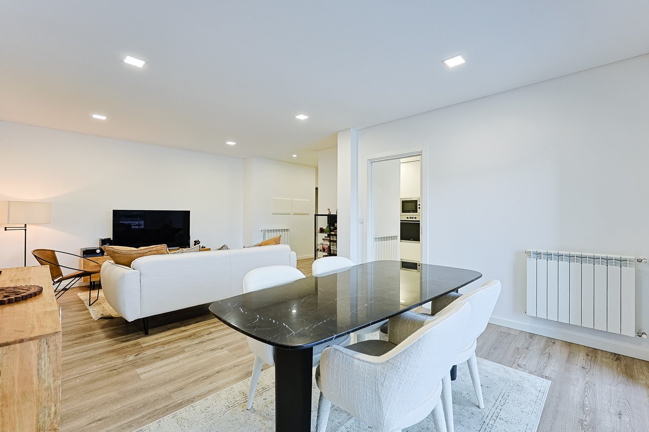 Modern 2-Bed, 2-Bath Apartment in Central Marinha Grande – Near Nazaré