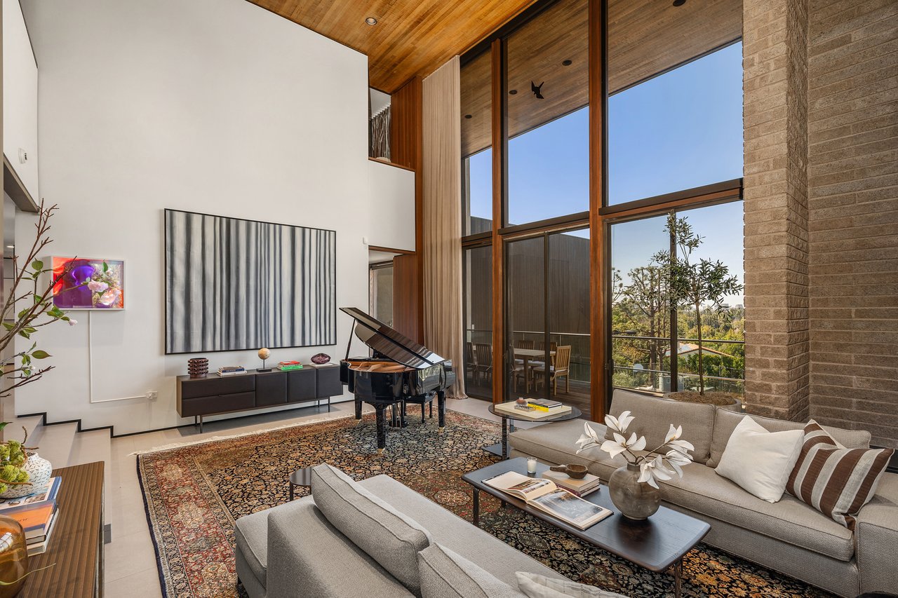  A Beverly Hills Architectural Masterpiece – Where Modern Luxury Meets Timeless Elegance