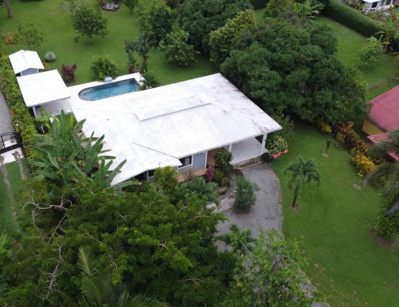 Beautiful 3 bedroom, 2 bathroom home with a 1 bedroom guest apartment and pool in Ojochal.