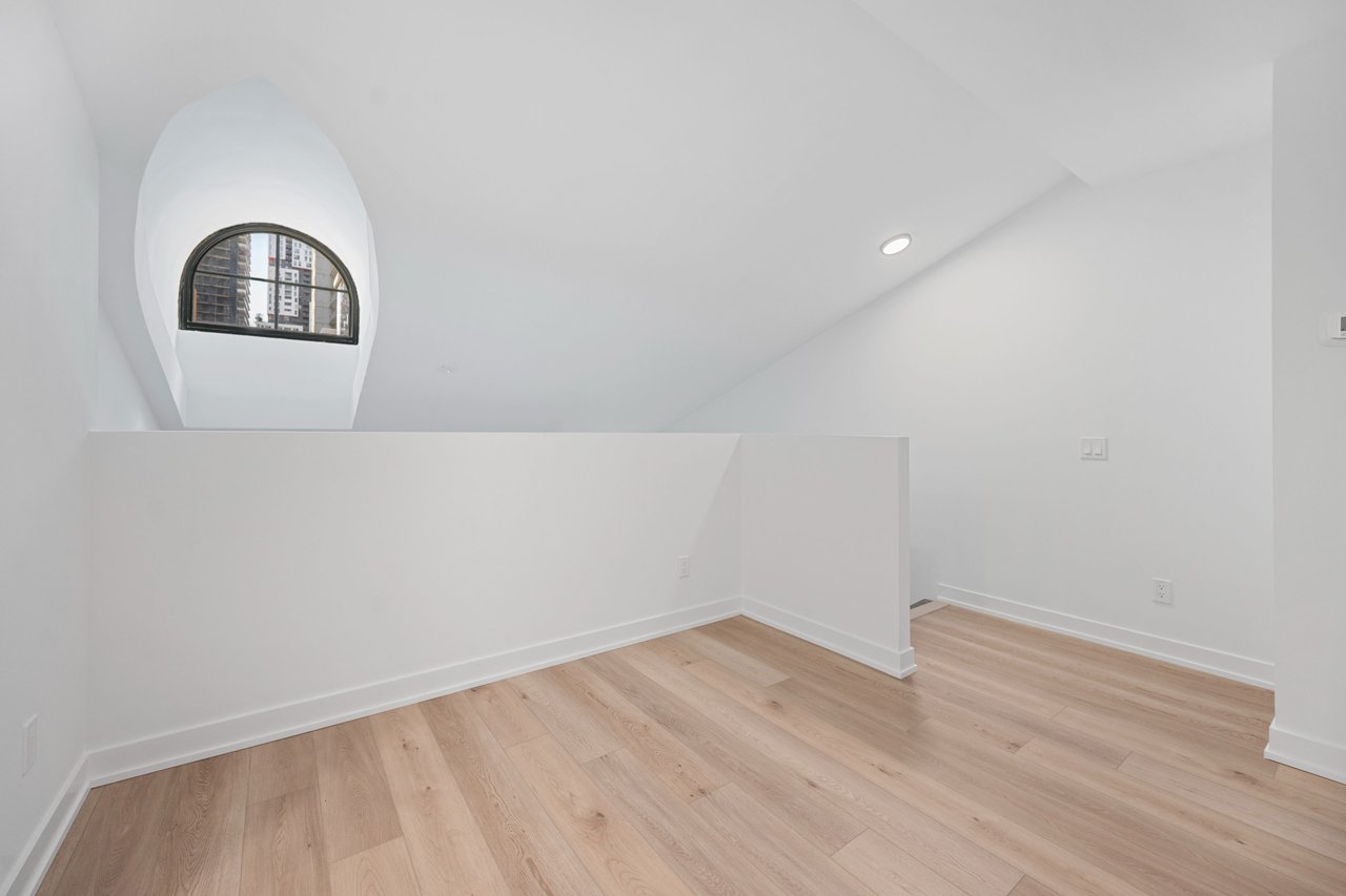 327 King Street W Unit: 306