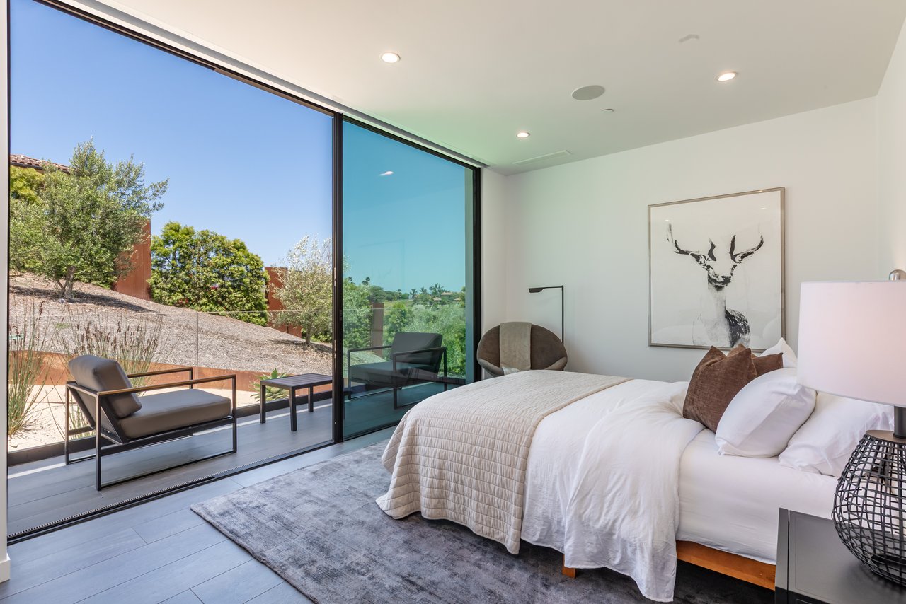 6156 Zumirez Dr