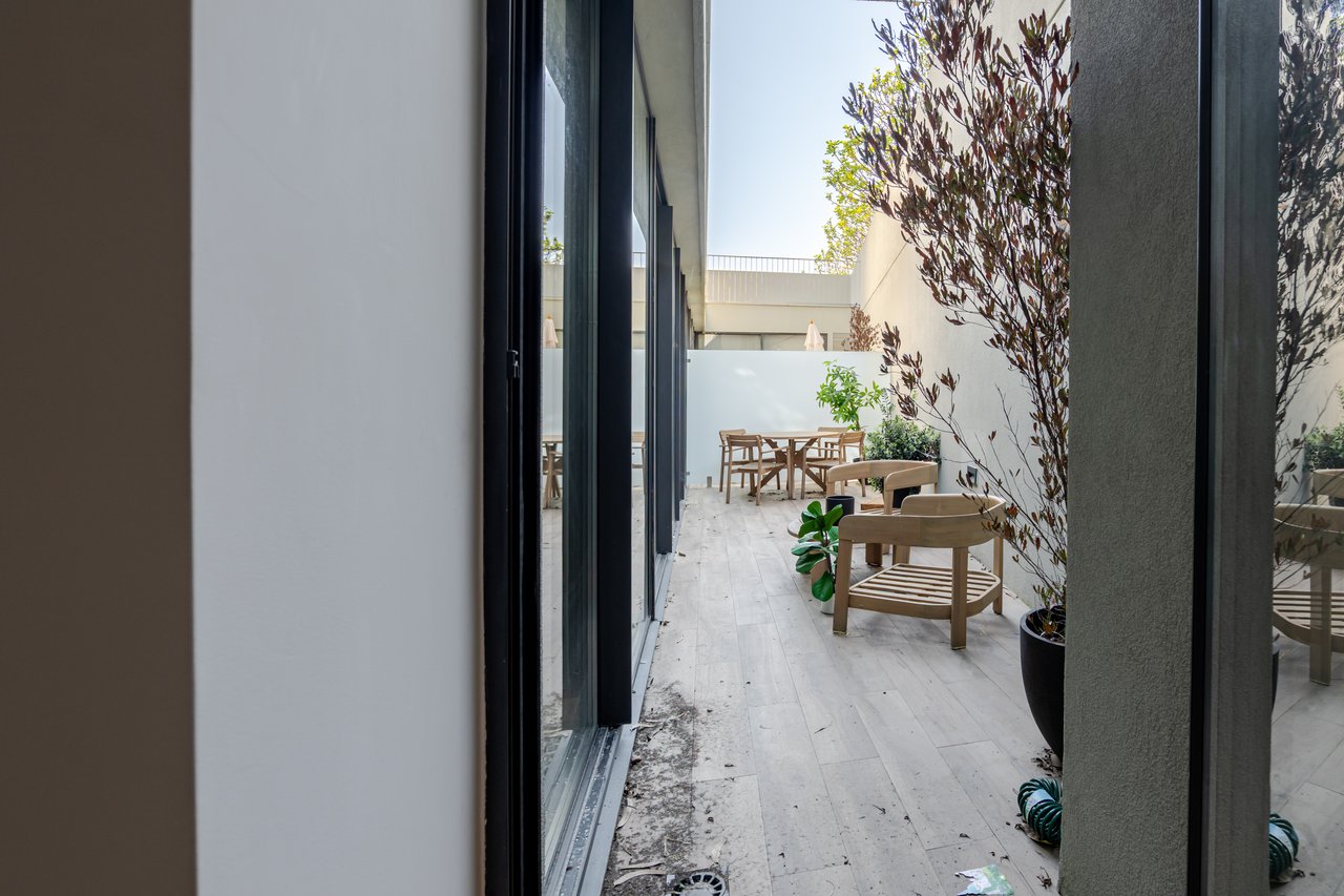 Elegant 2-Bedroom Apartment with Private Patio, Parking & Short-term Rental (AL) License in Central Porto