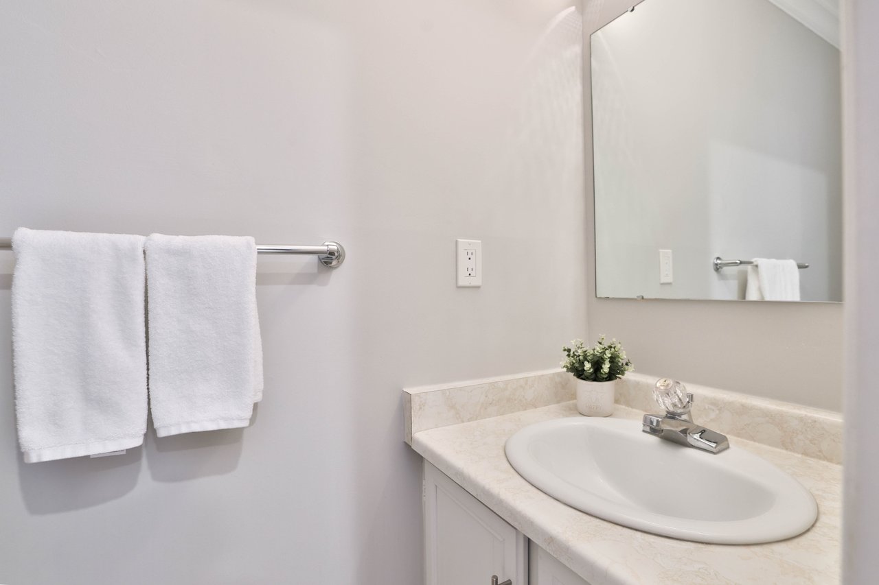 5255 Lakeshore Road 7