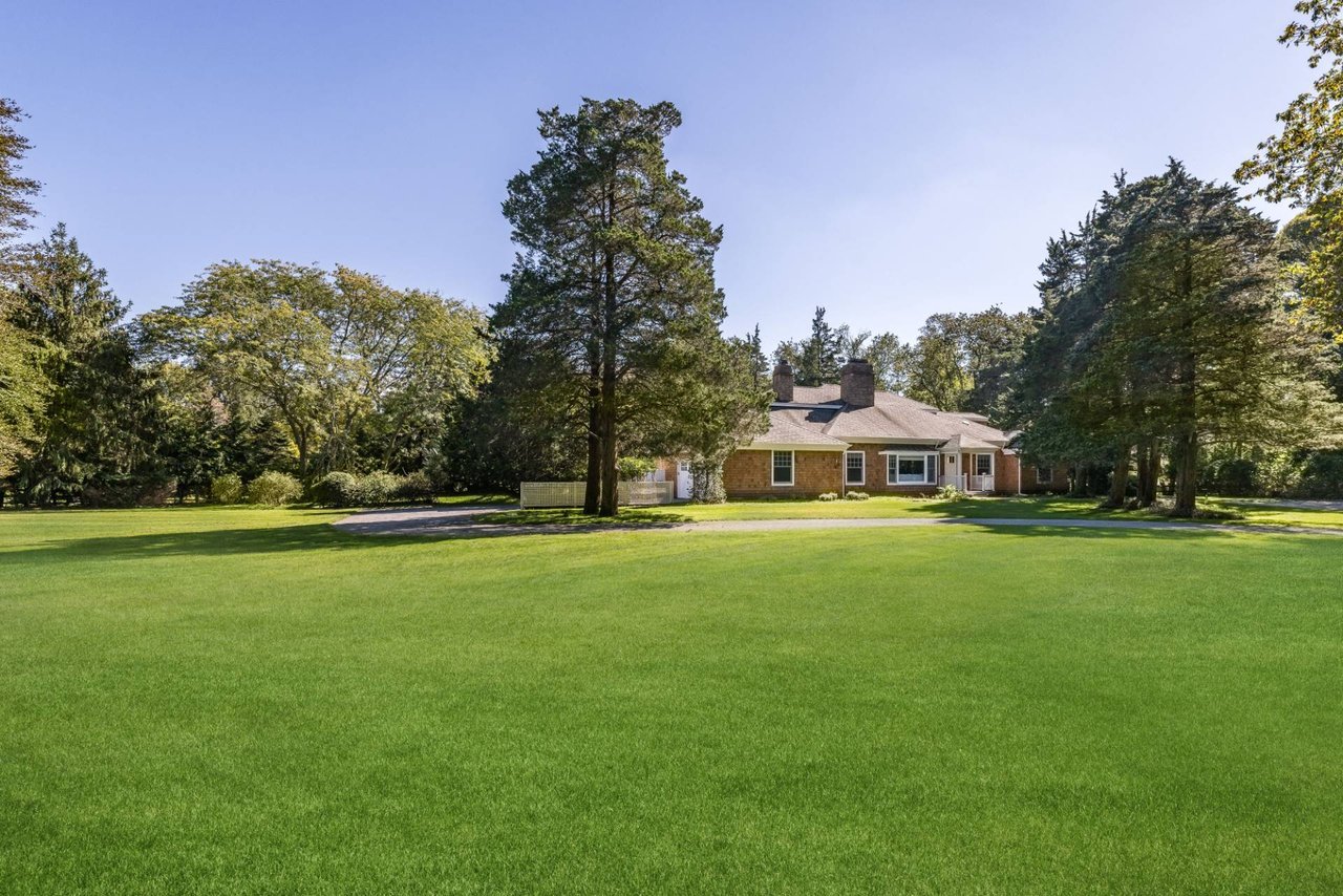 SPRAWLING, GATED GROUNDS IN NORTH HAVEN