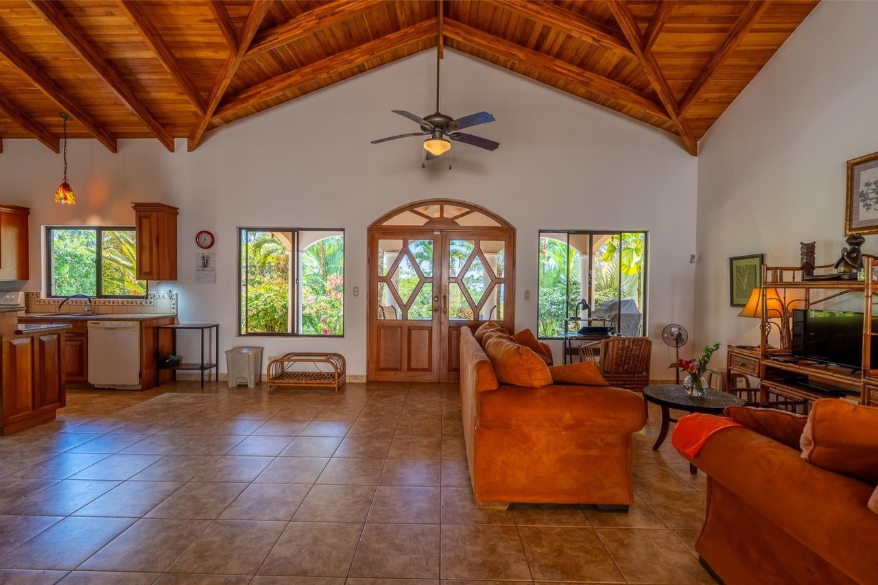 Teak Ceiling Jungle Home, Ojochal, Puntarenas