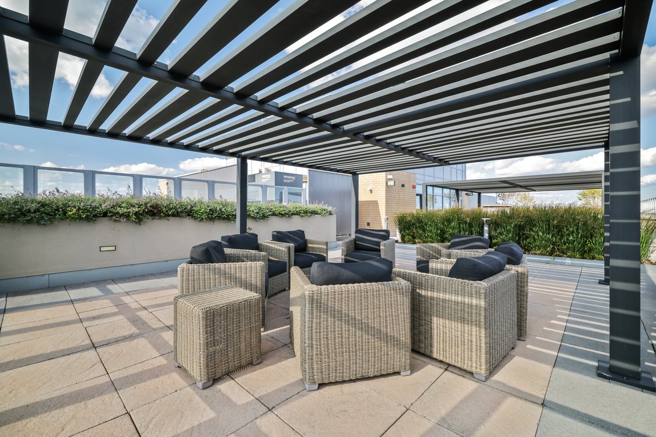 Stunning 2 Bedroom Upgraded Corner Unit