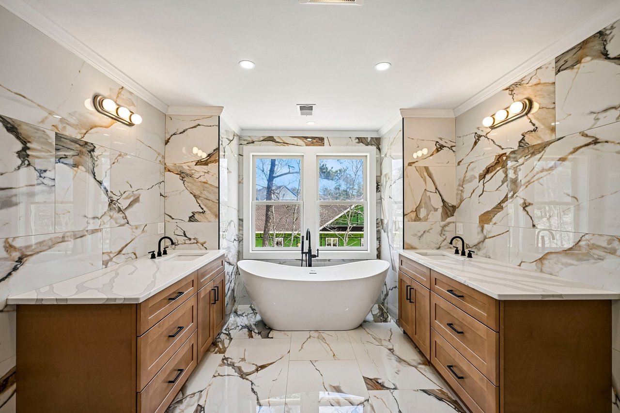 33 Seabiscuit Dr, Plymouth, MA 02360