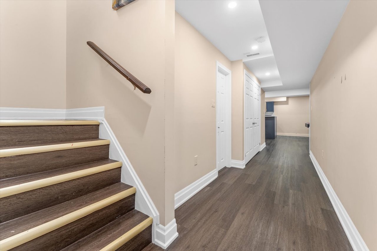 17 Holroyd St