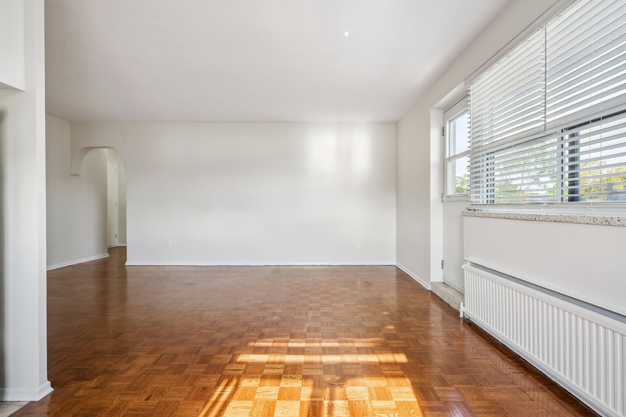 Bright 2 Bedroom Unit in Prime Port Credit Location