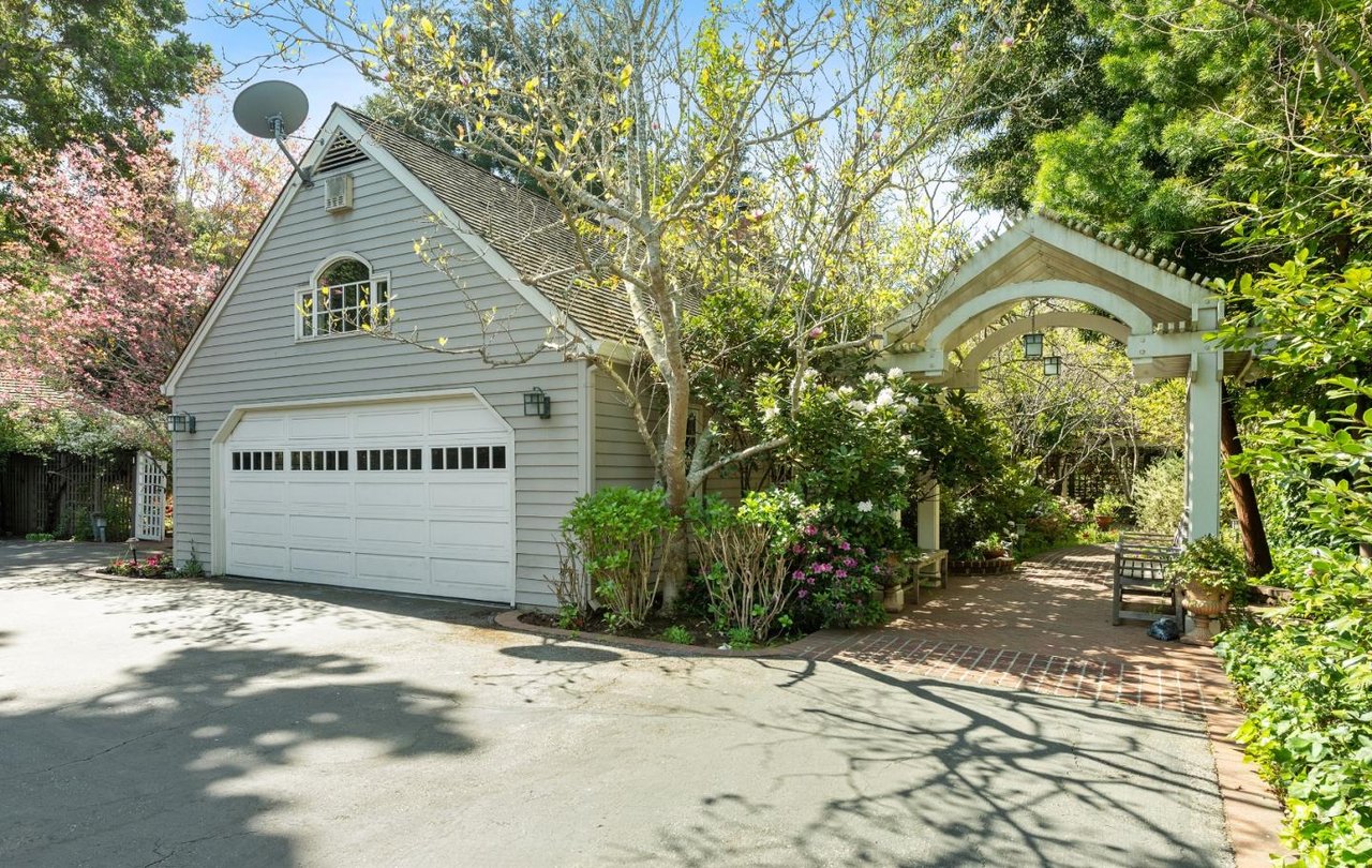 956 Menlo Oaks Drive