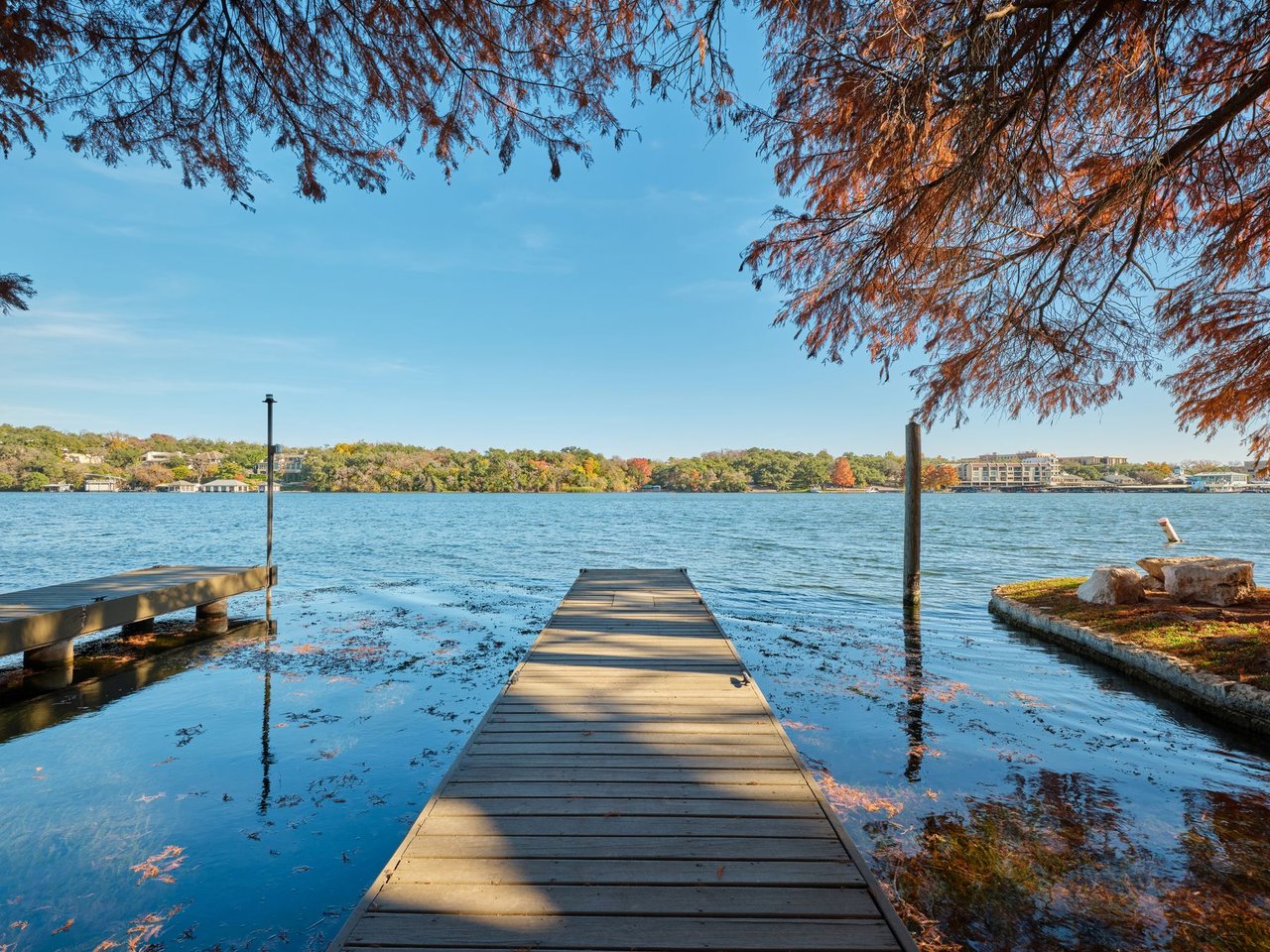 LAKESHORE HORIZON: WATERFRONT VILLA WITH LAKE & CITY VIEWS
