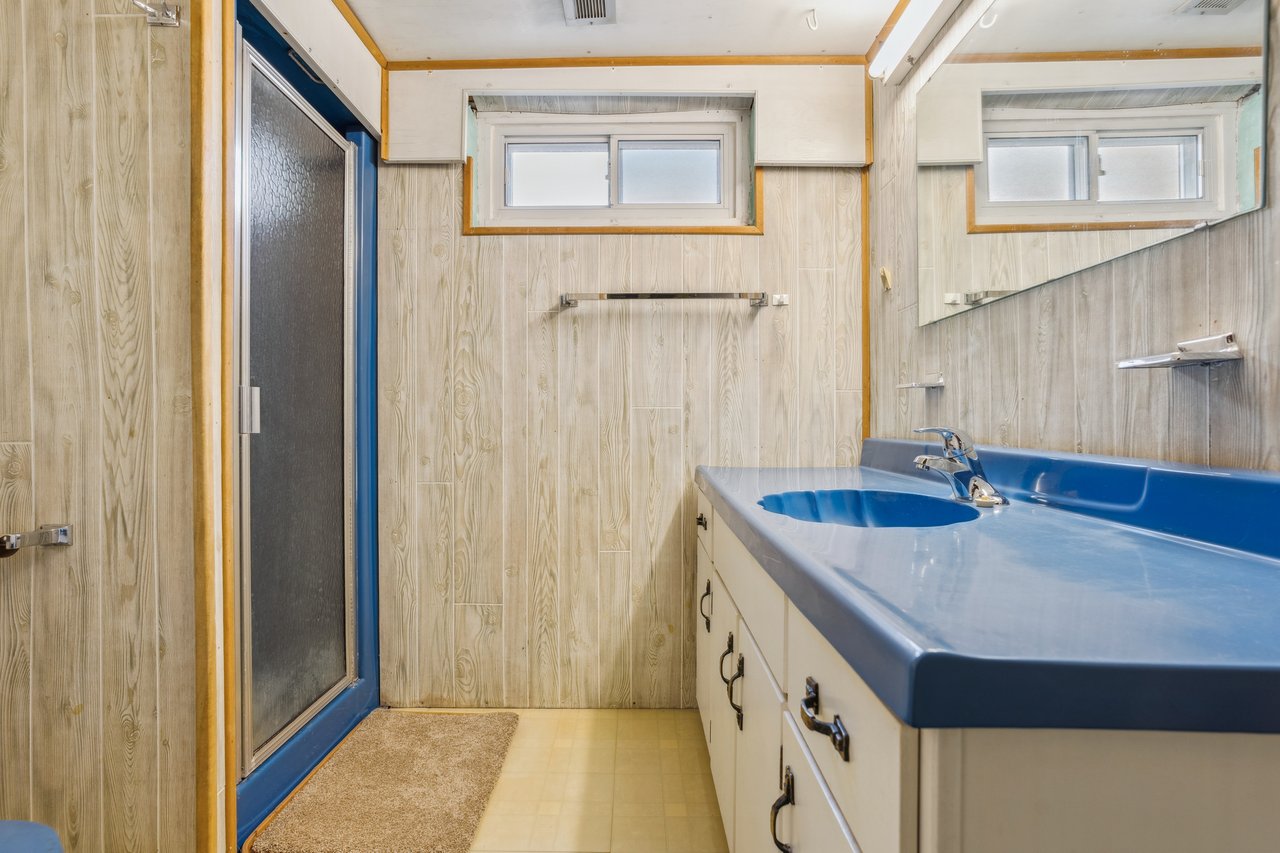 Bungalow on 60' x 125' lot with endless potential