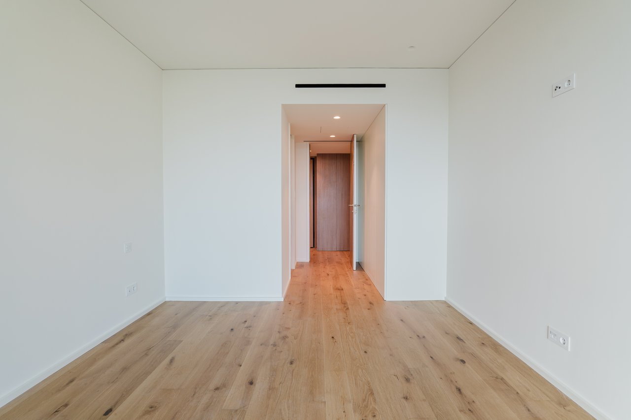 Luxurious 4-Bedroom Sea-View Apartment with Expansive Terrace and Parking in Vila Nova de Gaia