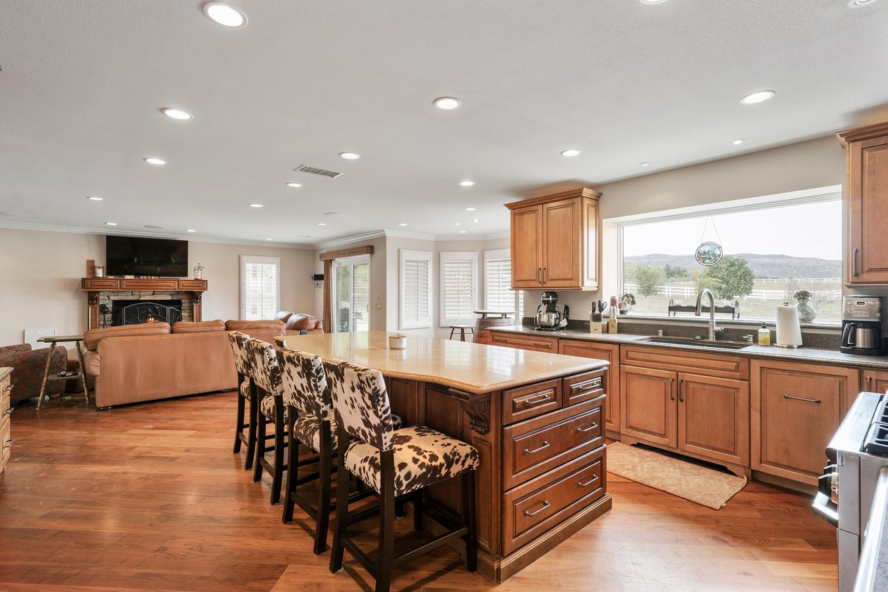 38405 Avenida La Cresta