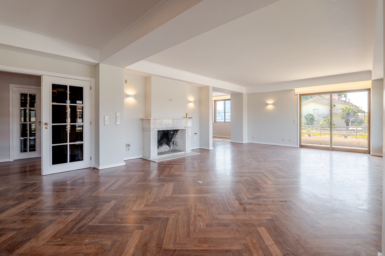 Luxury 5-Bedroom Apartment with Balcony & Private Garage in Foz do Douro, Porto