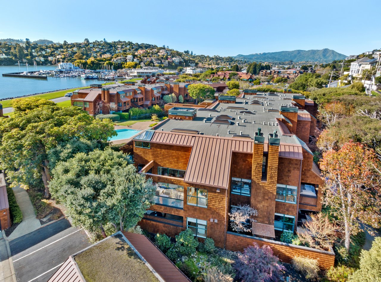 Luxurious End Unit in Point Tiburon