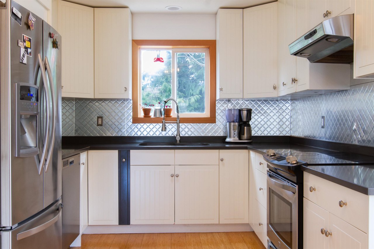 1016 Edgewater Cres