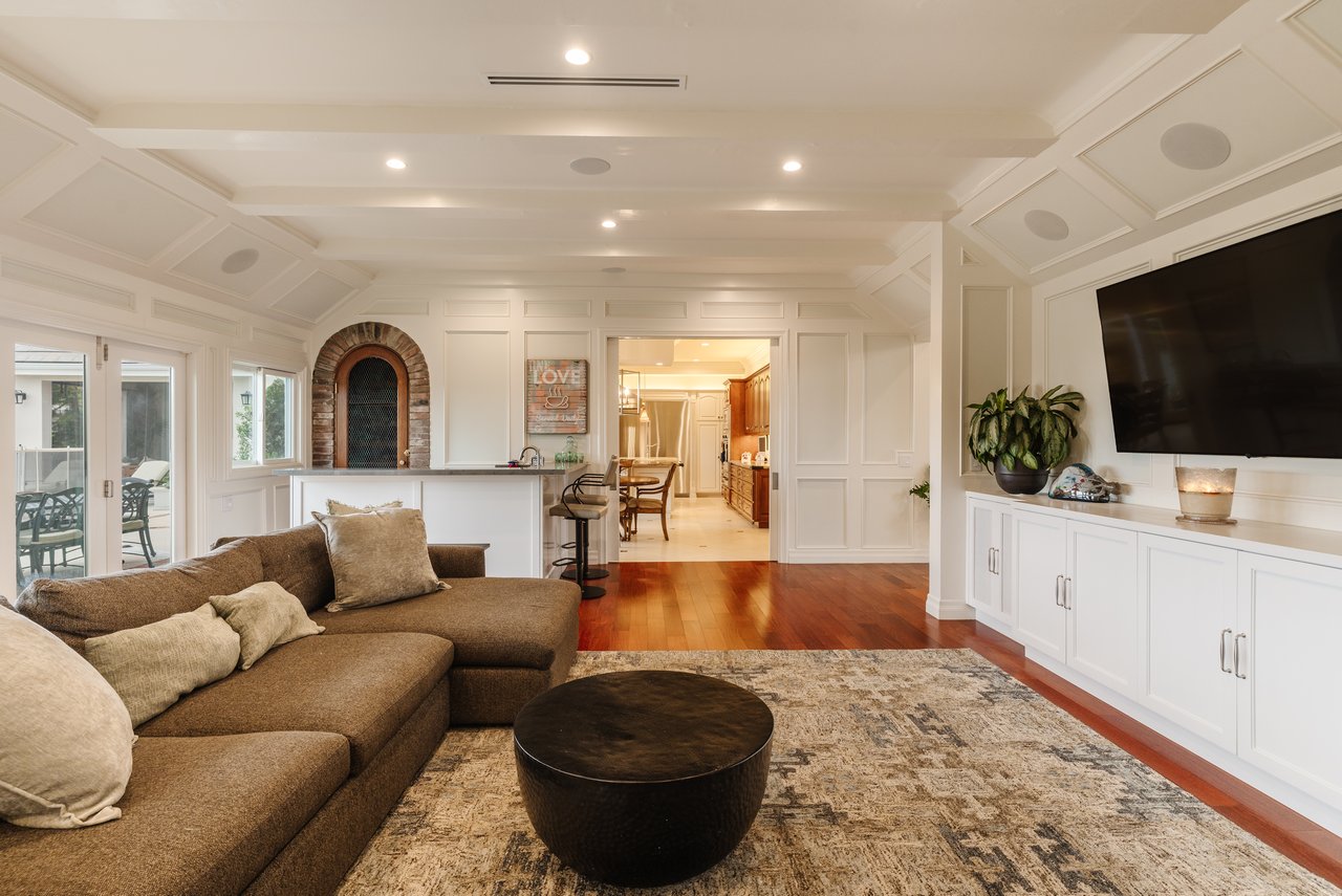 3819 Vista Linda Dr, Encino