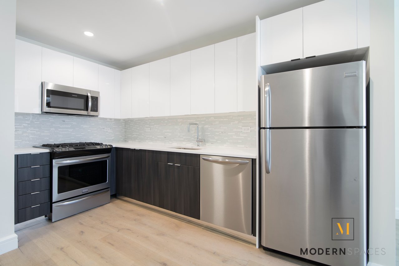 Large 1-Bed in Court Sq, LIC