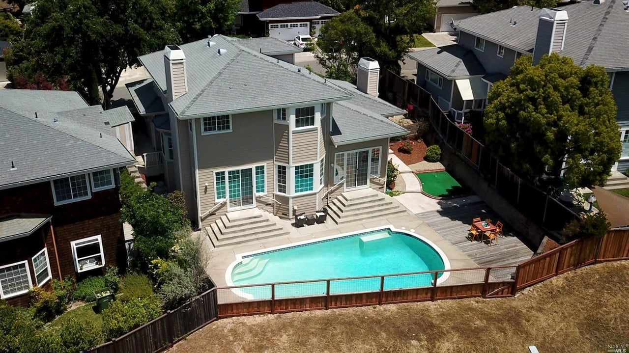 16 Pacific Dr