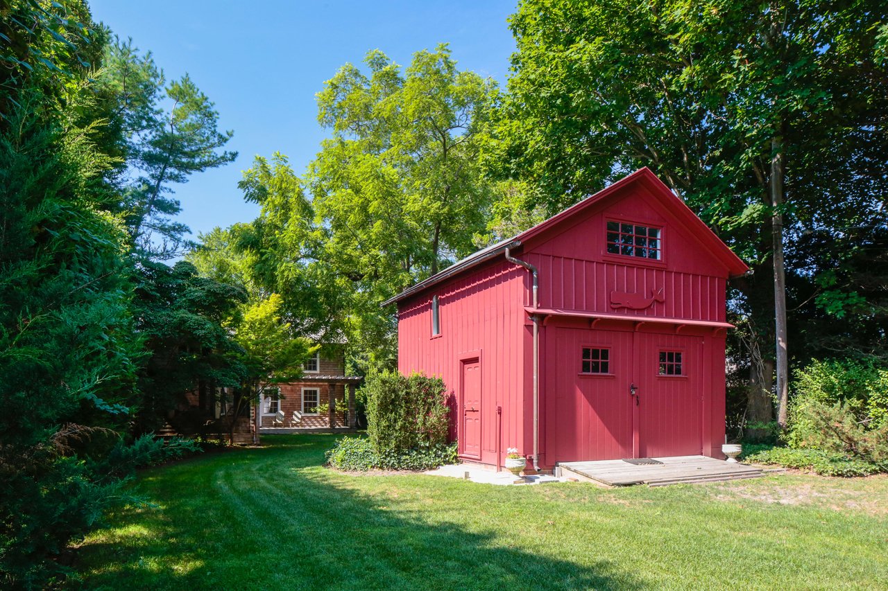 THE BELLPORT HOUSE