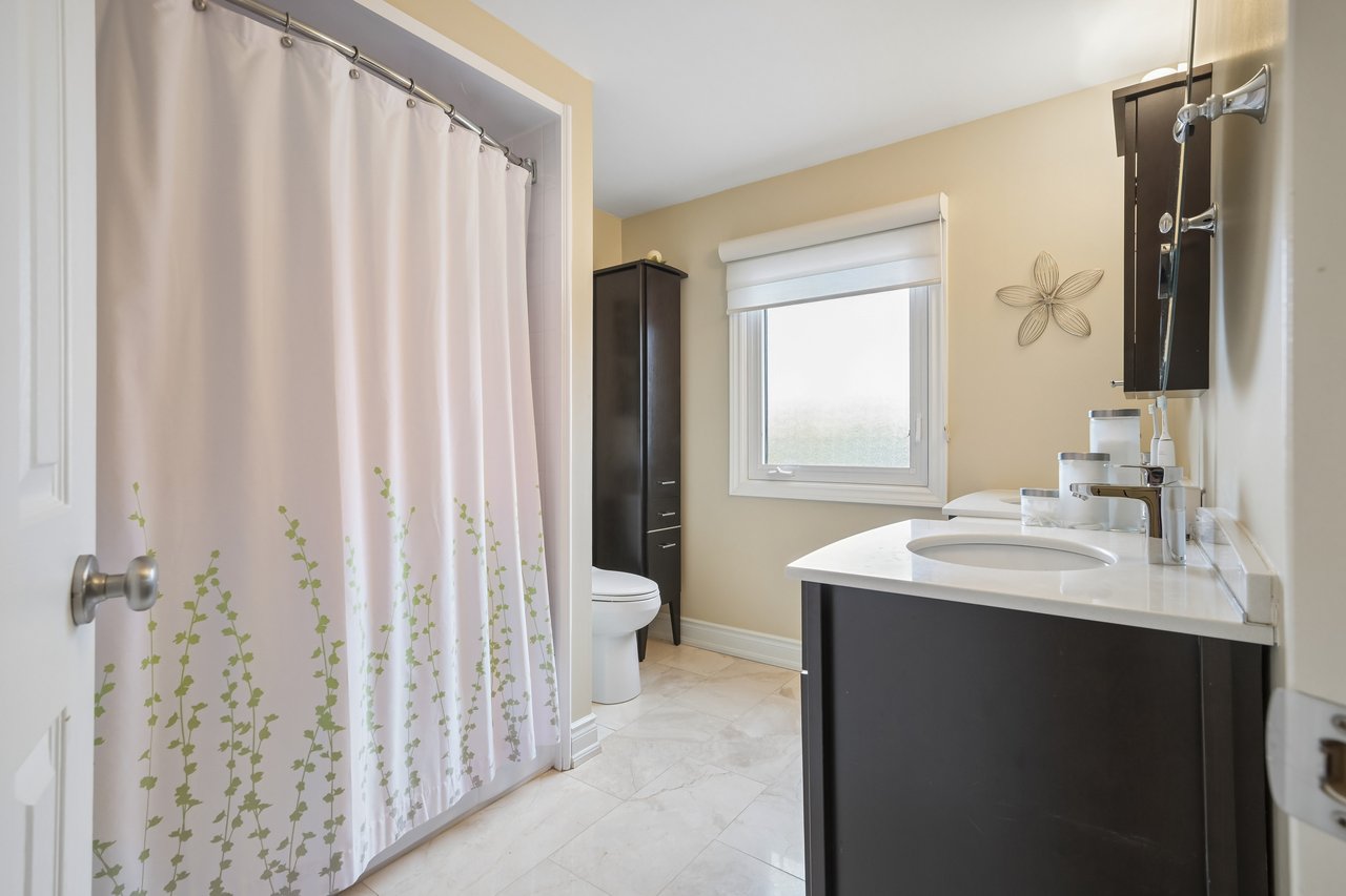 Ravine Living in Glen Abbey!