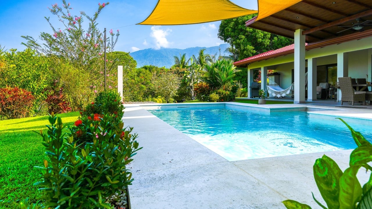 Stunning 2-Bedroom, 2-Bathroom Home with Pool on a Spacious Lot in Ojochal – Calle Papagayo