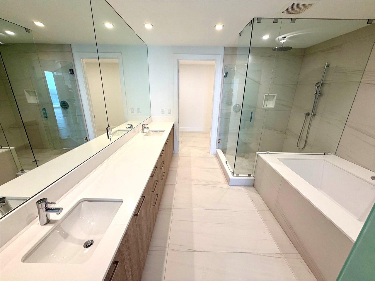 153 N Seabreeze blvd S-2101