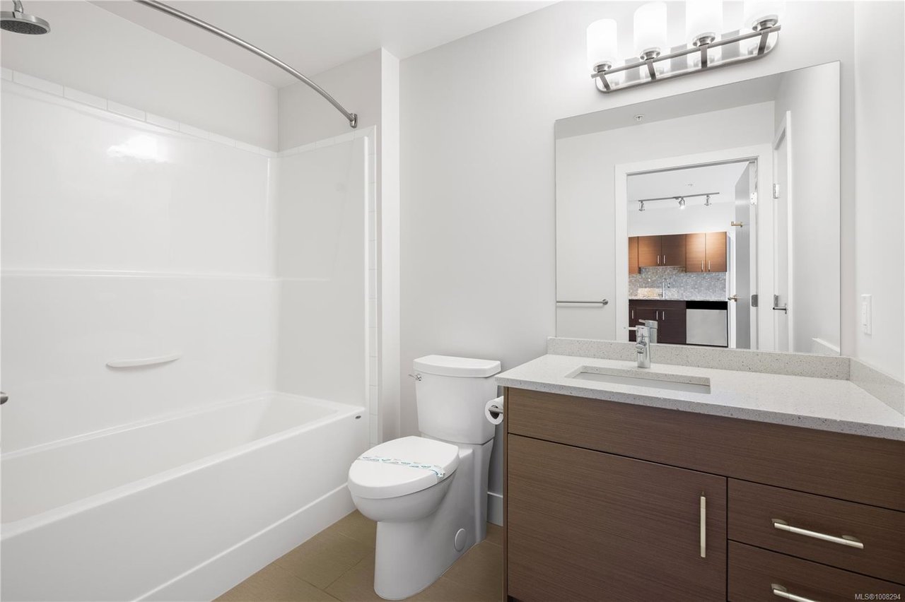 106-935 Cloverdale Ave, Saanich