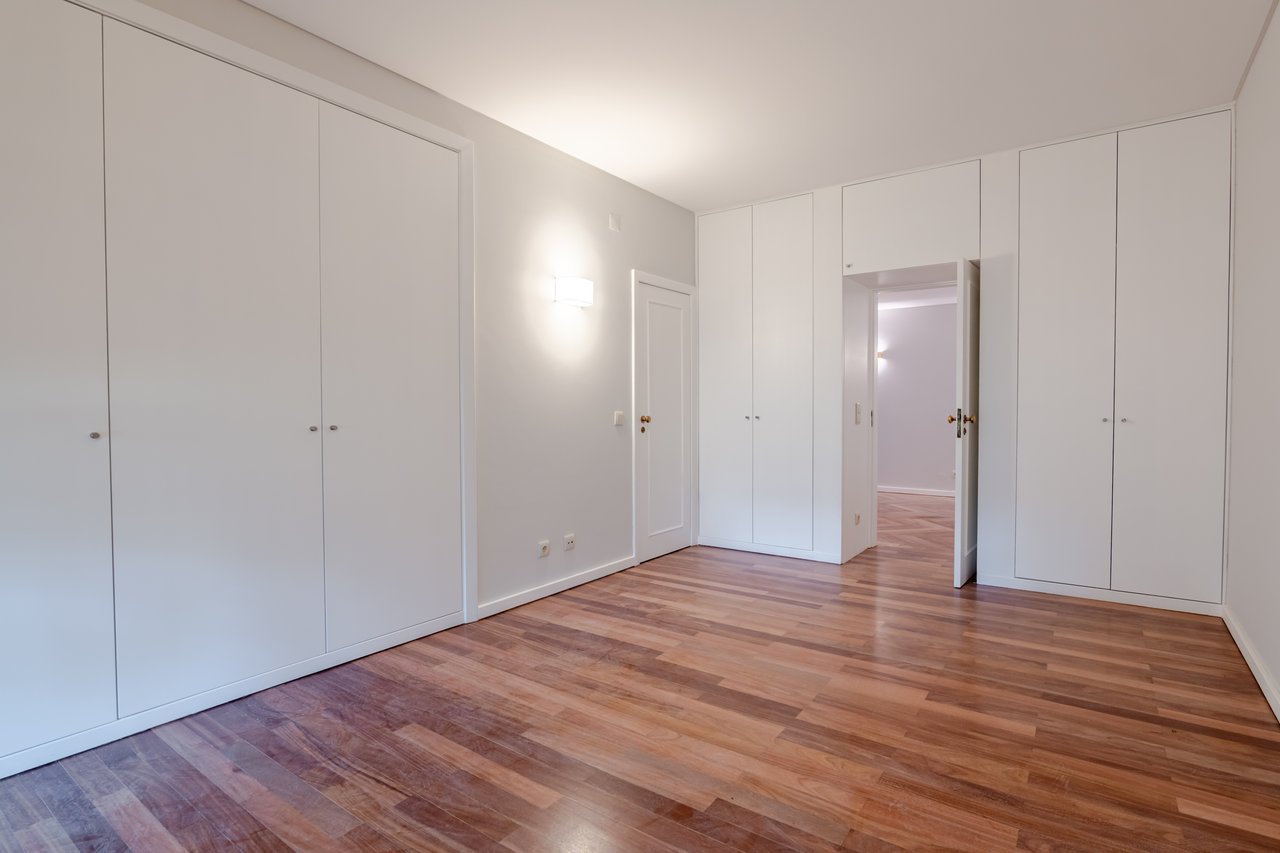 Luxury 5-Bedroom Apartment with Balcony & Private Garage in Foz do Douro, Porto