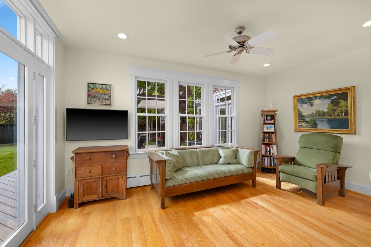 22 W OAK STREET