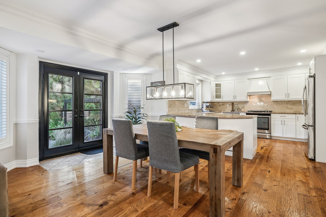 Impressive Home on Ravine Lot in Glen Abbey