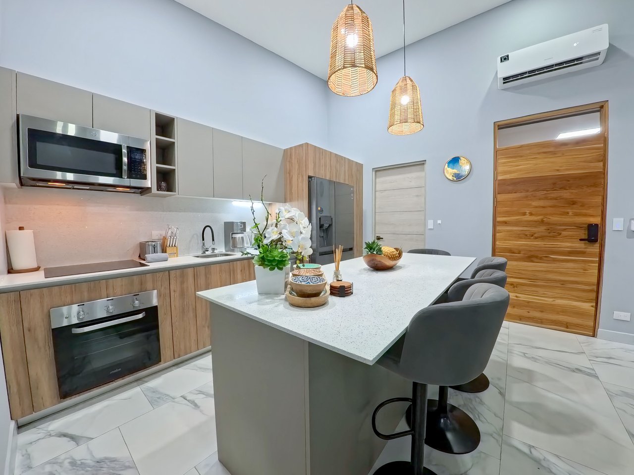 Great Location Brand New Pool House